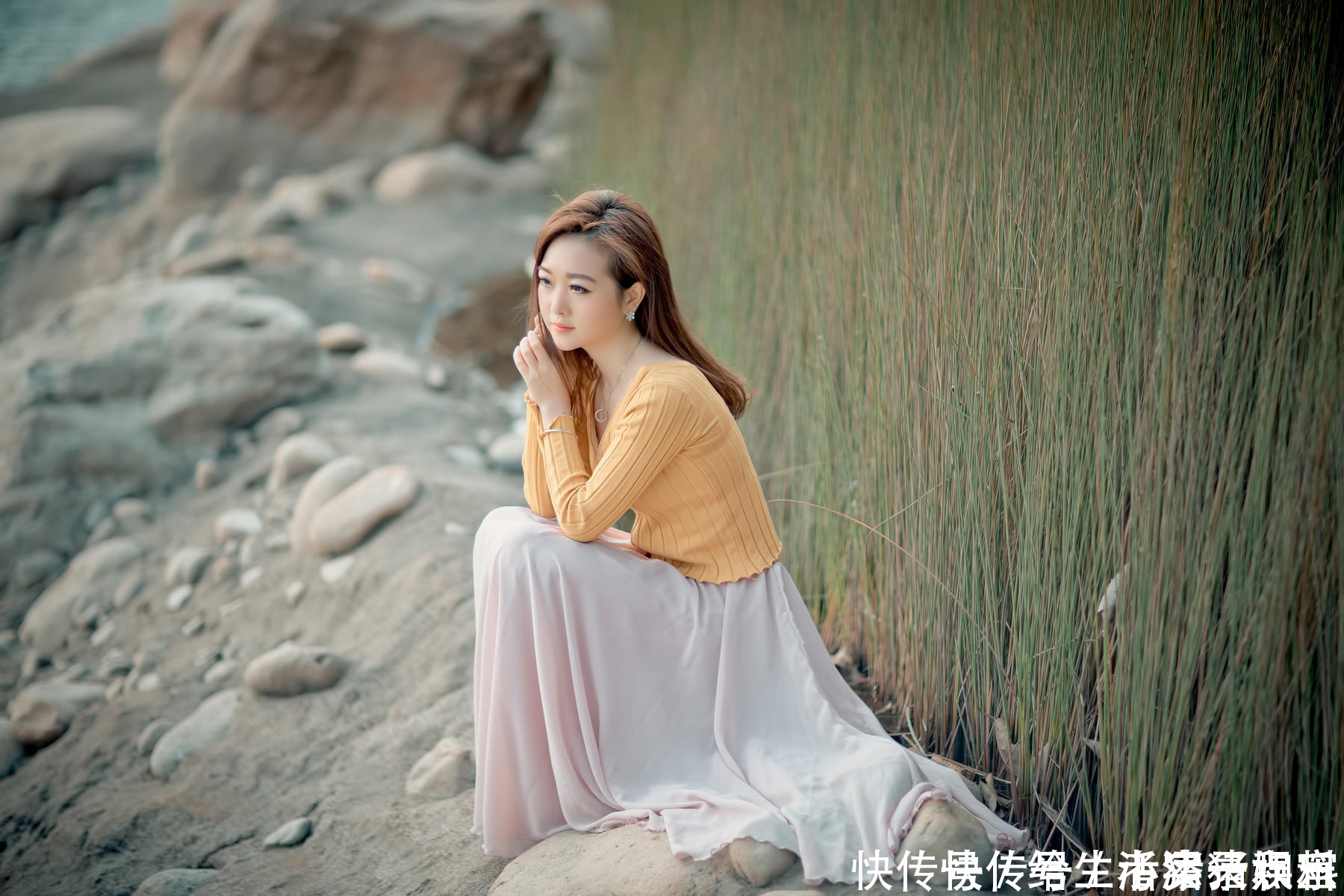 长发|长发美女黄色小衫丝质长裙海边清新写真美极了