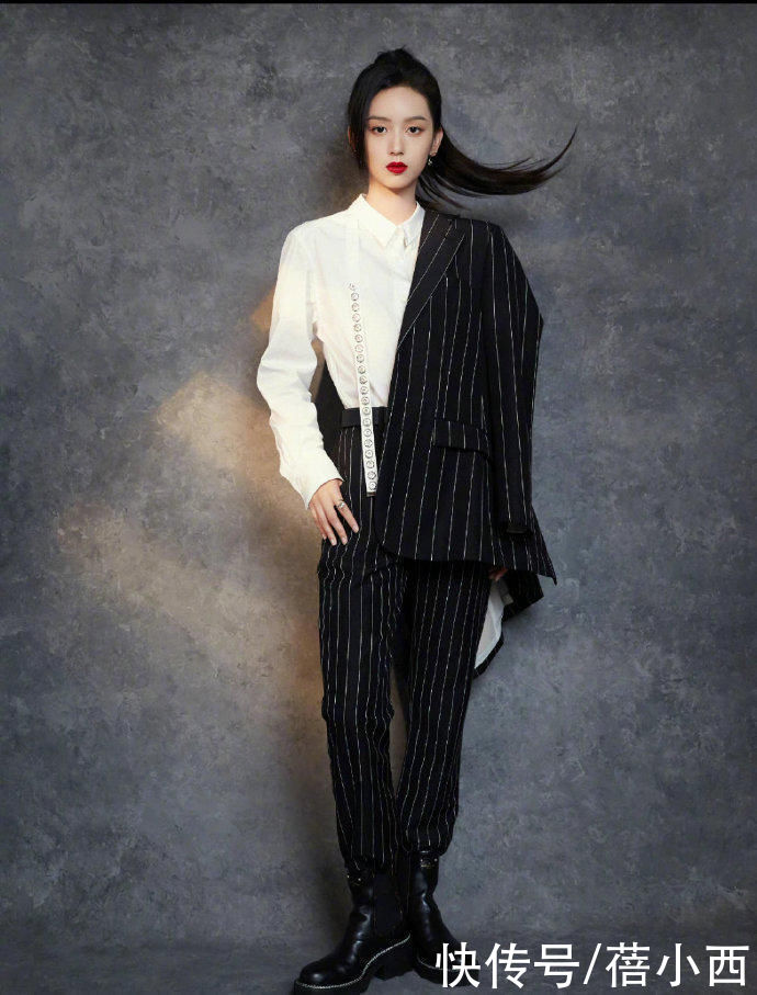 穿搭|58岁毛阿敏越老越时髦，穿白衬衫配牛仔裤走机场，170身材太出挑