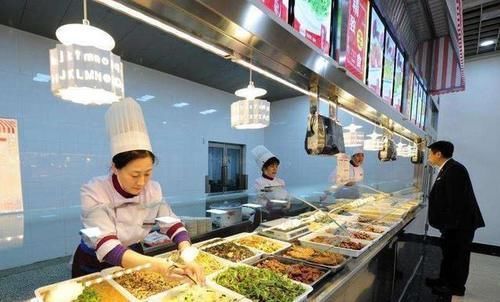 为啥大学食堂的饭菜“便宜又好吃”学姐说出原因,众人恍然大悟