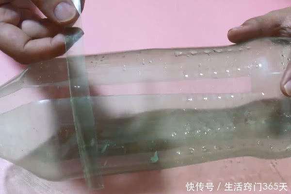 把插板放进塑料瓶里,没想到还有这个妙用,可惜知道的人并不多!