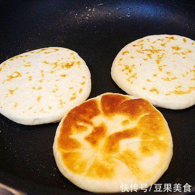 牛奶|#我的养生日常-远离秋燥#一杯面粉半杯牛奶，完美的初秋早餐饼