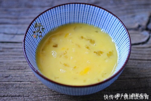 番茄|夏天,鸡蛋换个炒法,味道和营养都翻倍,比番茄炒蛋好吃百倍