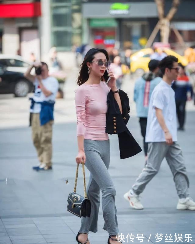 高跟鞋 美女身穿白色连衣裙搭配尖头的高跟鞋，更加闪闪发光惹人爱了