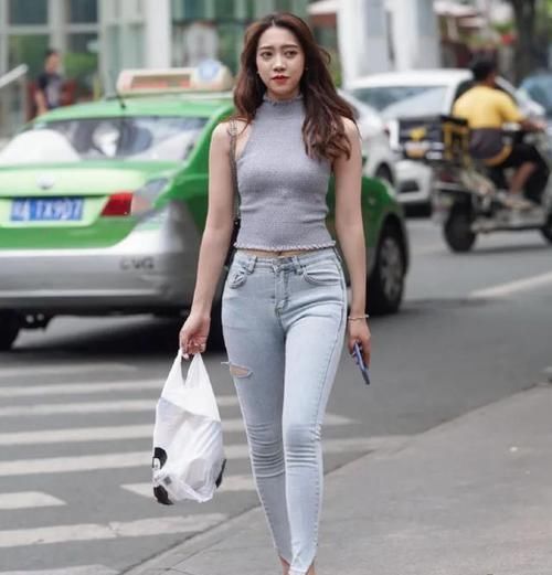 时尚挂脖T恤，搭配修身牛仔裤，绽放出女生特有的魅力