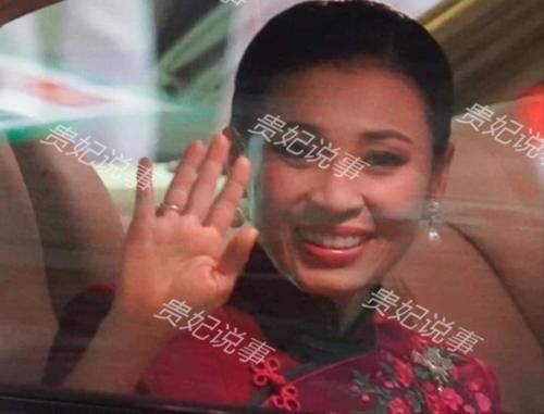 诗妮娜$43岁苏提达放大招,高调发布中国风海报,华裔王后宛如画中美人