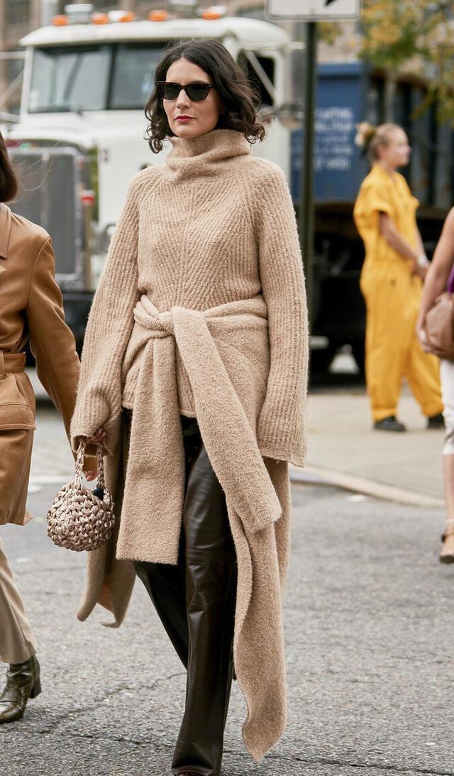 旧毛衣别急着扔,当成腰带慵懒又时髦,掌握4个技巧穿出潮流感