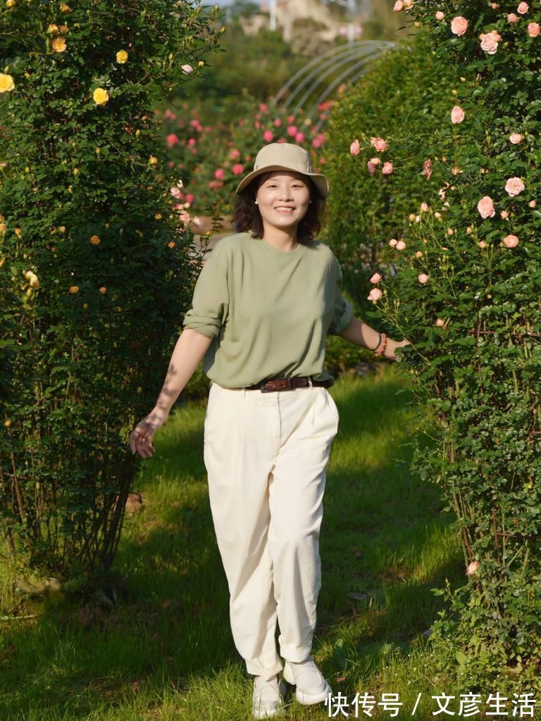 着装|讲真，穿“花衣”就服这些50+女性！她们的色彩穿搭，气质优雅