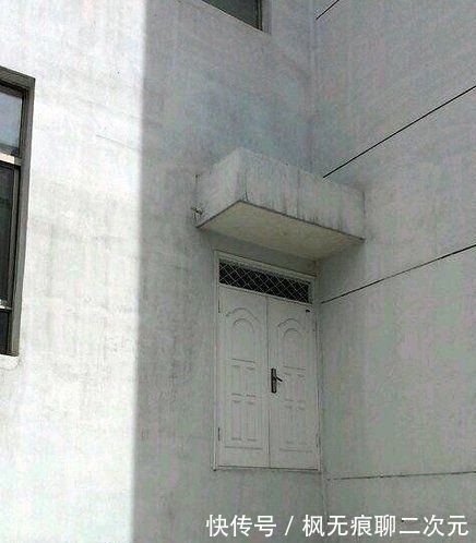 |幽默笑话:尼姑打扮的妇女,在推销一个画有菩萨图案的小挂件