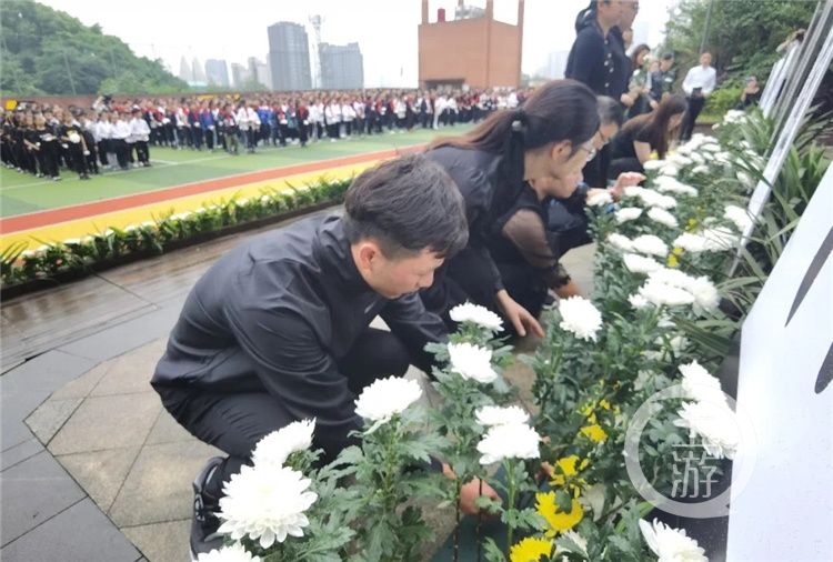 袁隆平|禾下乘凉，我们接棒！龙门浩隆平小学举行悼念仪式缅怀袁老