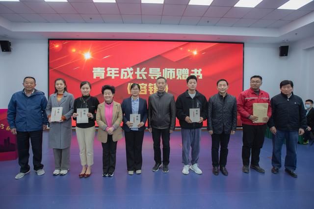 青老牵手传帮带，“晚霞”照亮奋斗路 镇江启动老干部与青少年“曦?夕行动”