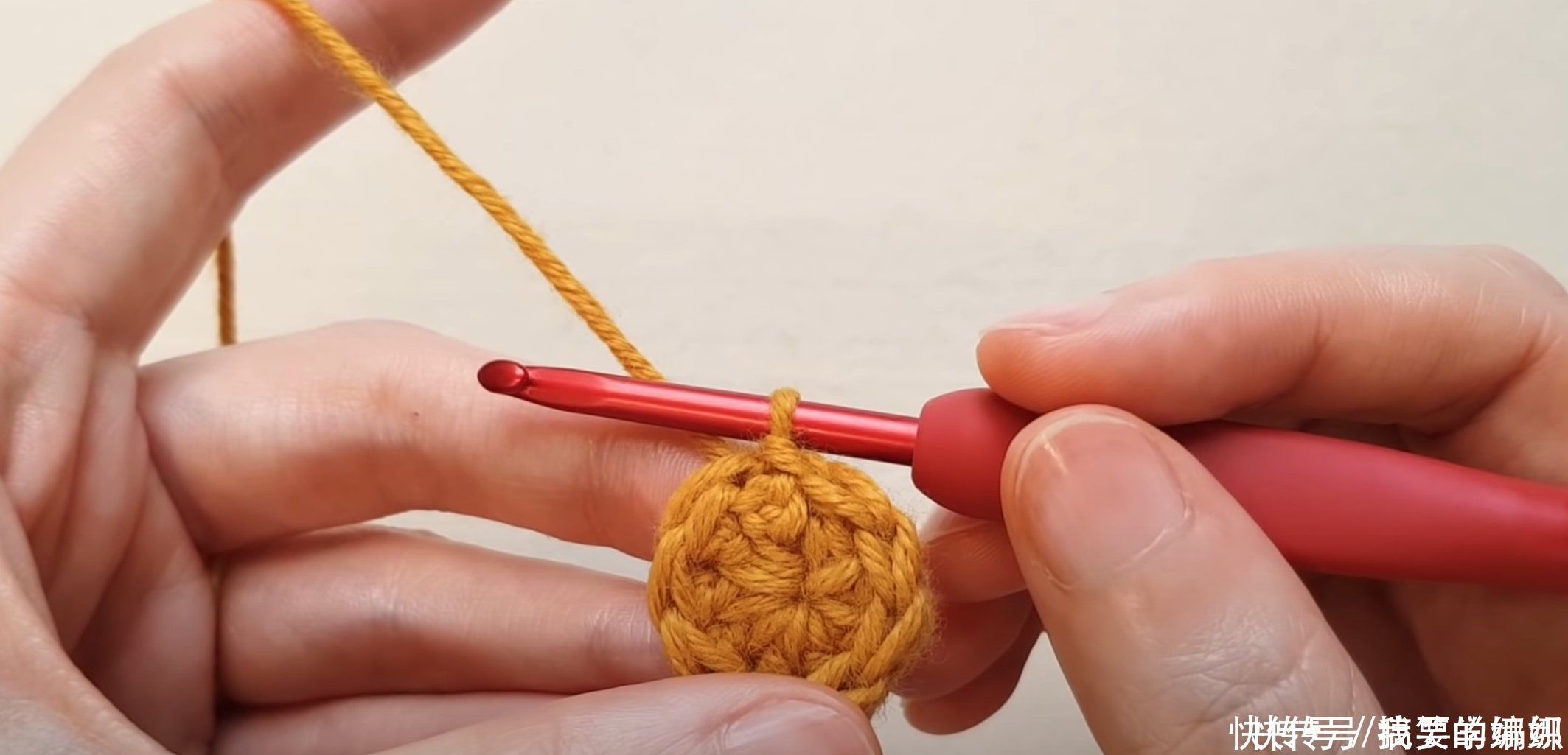 冬夏都可戴的一款帽子,只需换不同的线来钩,出行携带方便可折叠