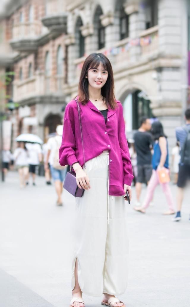 街拍运动型美女就是不一样,气质非凡,曲线迷人