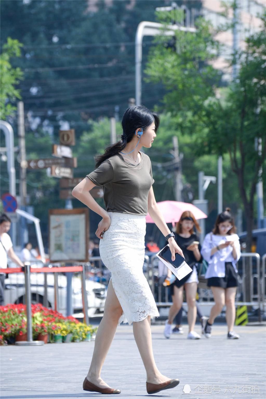 白色提花高腰裙,修身效果好,却搭配一双奶奶鞋,换成高跟鞋更好