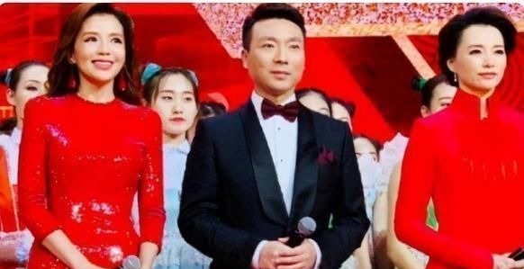 女主持伊一失误现场:穿少一件衣服上台,张国立硬是60分钟没斜眼