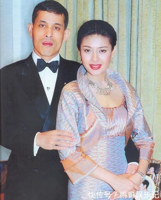 玛哈#同是签文件:苏提达跪地签,诗妮娜躲角落签,泰王却为西拉米铺纸