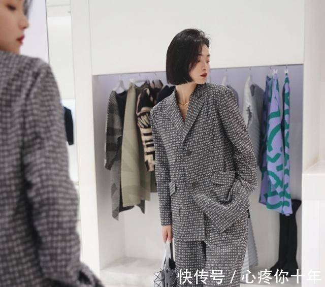 西装套装 初春穿西装,配什么裤子才好看!