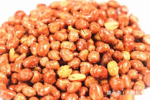炸好花生米、直接撒盐是错的！饭店常用这1招，花生香脆久放不潮