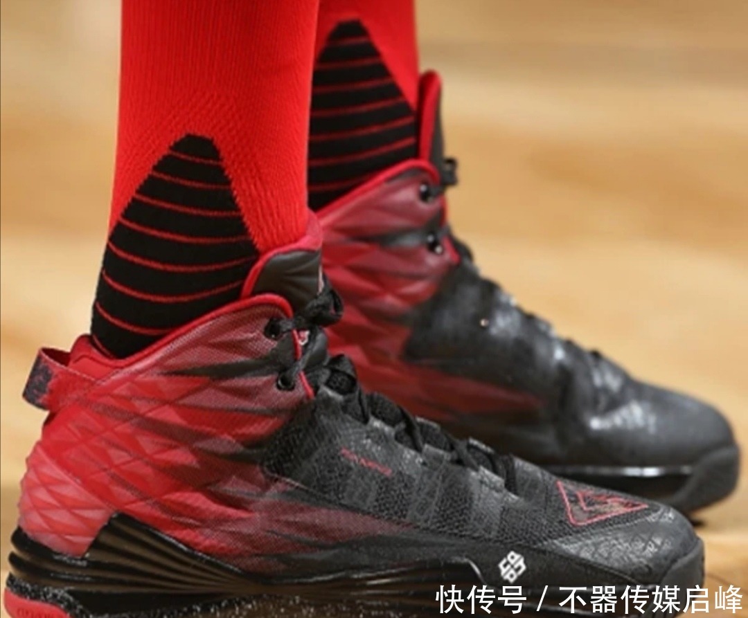 你敢相信!球星签名鞋第一代就有大底碳板!