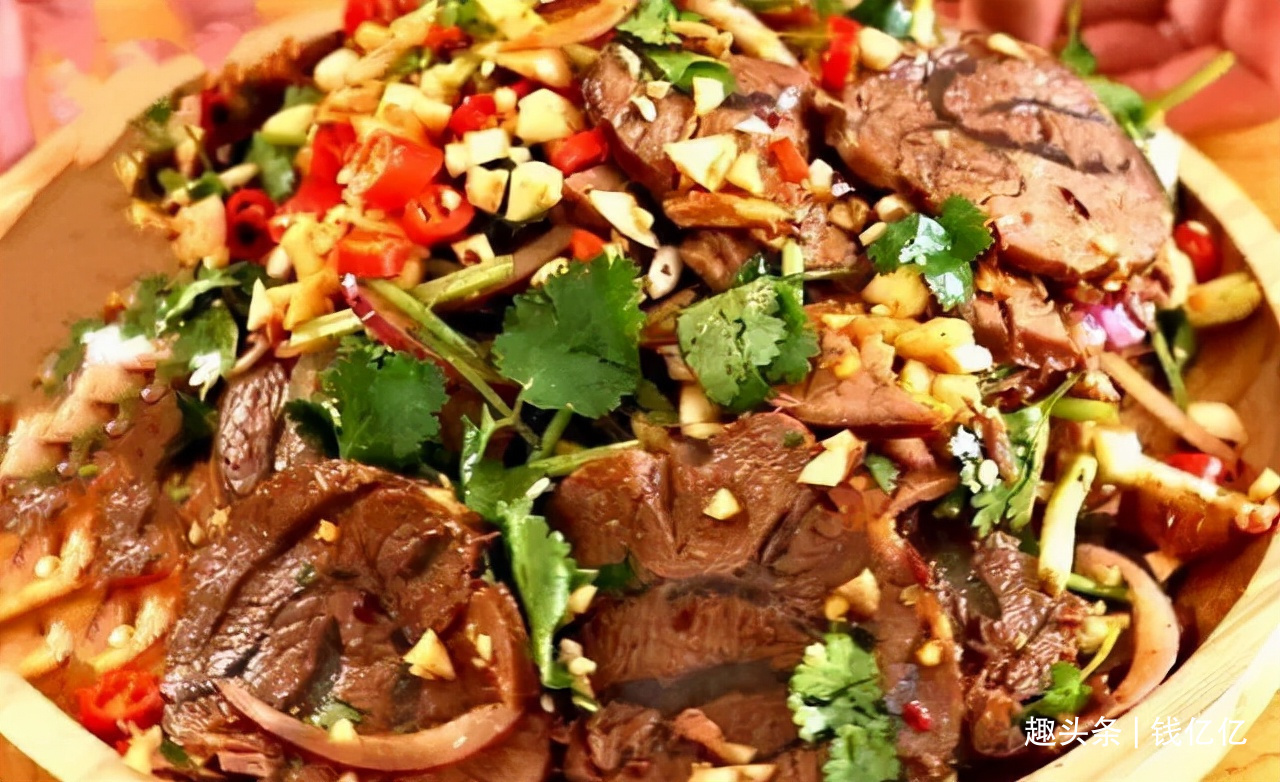 介绍五香酱牛肉的做法,既简单,牛肉酱香软嫩又不塞牙!