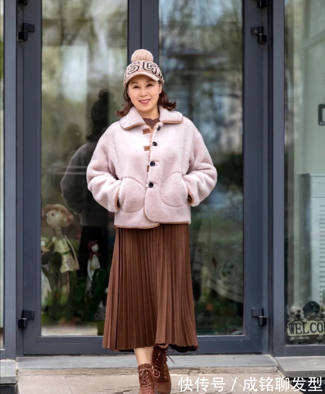 色系 六七十岁的老年人别总穿黑色!试试这四种单品,洋气时尚还显年轻