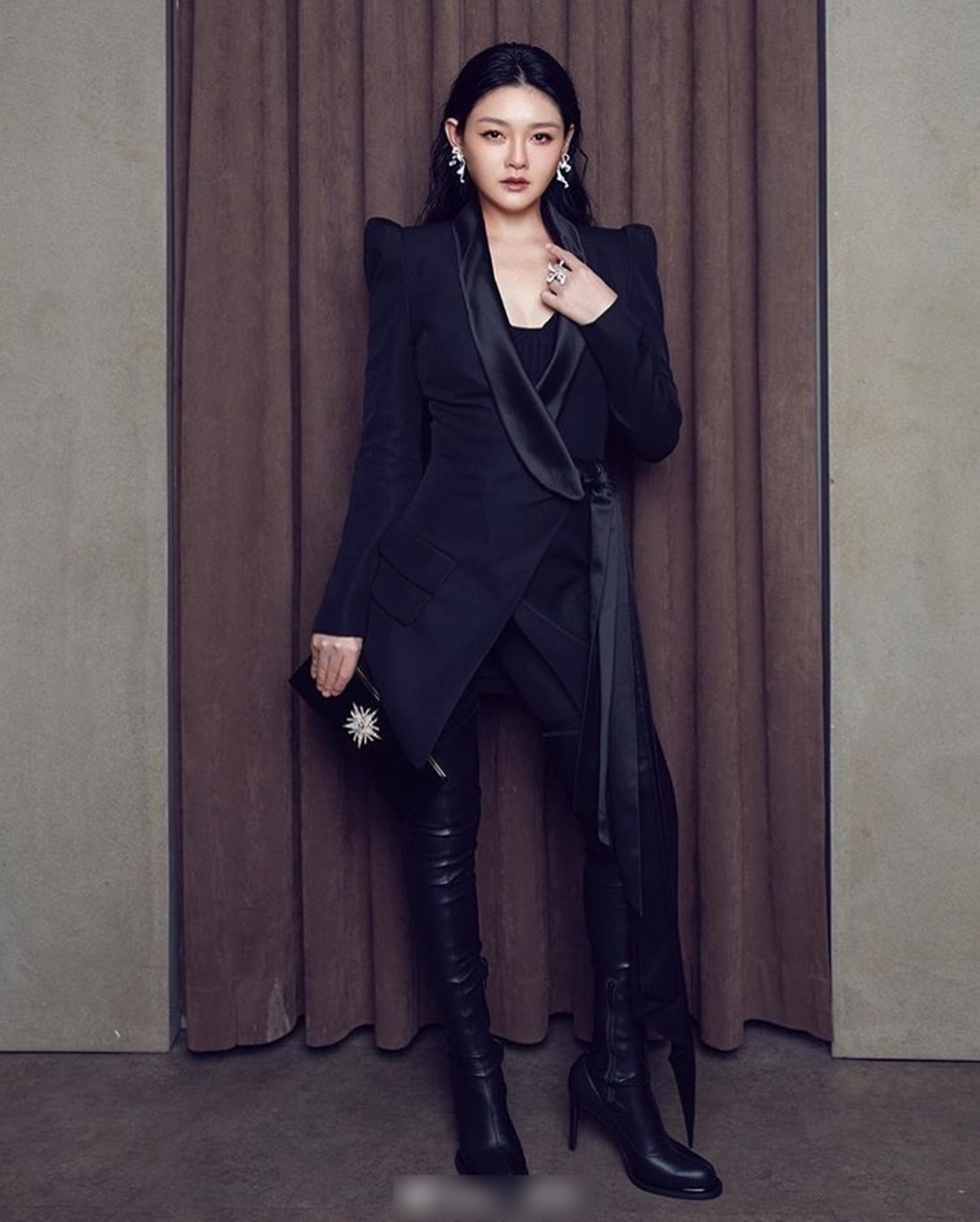 大S又美出圈了,穿着牛仔外套搭配休闲裤随性简约,难掩高级感!