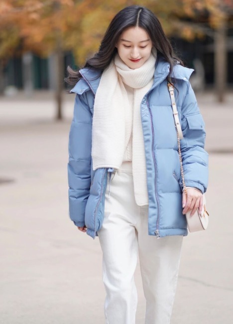 利落|羽绒服别光买黑白灰,今年流行这件“婴儿蓝”,显白还很减龄!