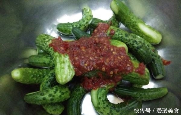 黄瓜|农村大姐把黄瓜塞进瓶子,众人不解,1月后一看价钱翻了几十倍