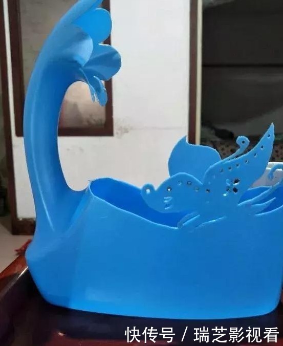 家中用完的“洗衣液桶”别丢了,剪上2刀,秒变养花神器,太美了