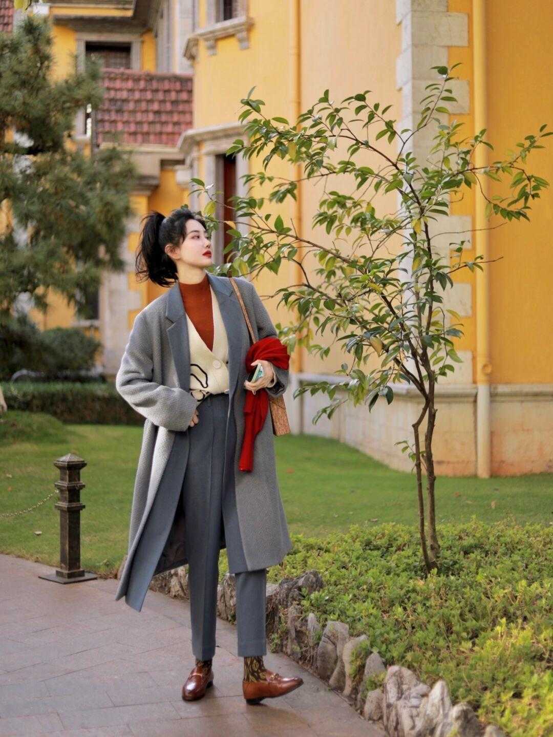 雾霾灰 今年冬天流行穿“雾霾灰”,温柔百搭又显气质,谁穿谁美