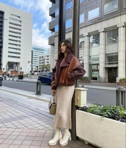 最近火了一种穿法：羊羔毛外套+裙装，时髦不冻人，潮人都上头了