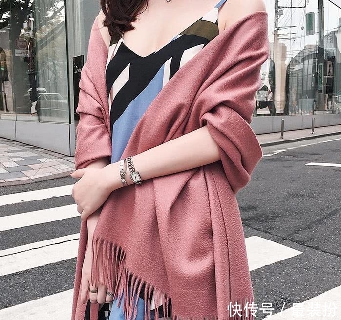 动人|别让“围巾”拉低档次,这5种系围巾技巧,成功避开“雷区”