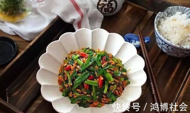 韭菜炒小虾，有红有绿，不错的下酒下饭菜！
