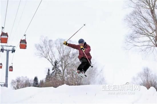 老年|迎着春雪 滑遍三山