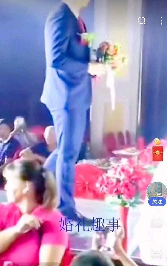 尴尬了！新郎婚礼现场深情款款单膝下跪给新娘献花，裤裆突然爆了
