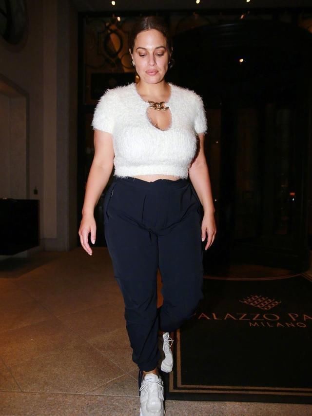 微胖|真给微胖女孩争气180斤超模亮相街头,穿衣自信大胆秀腰身