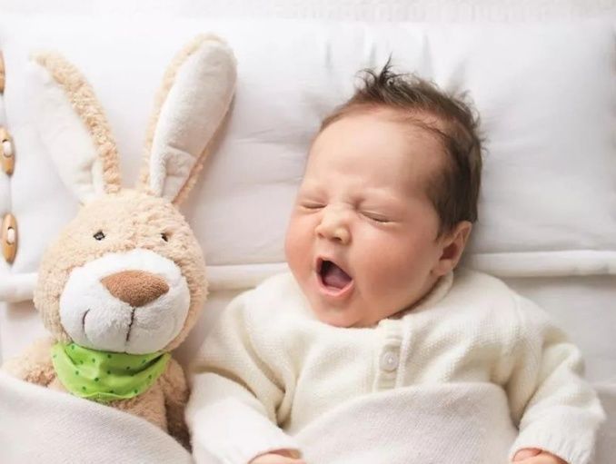 医生|宝宝多大就可以睡枕头了?看看医生怎么说,别再盲目给孩子用了