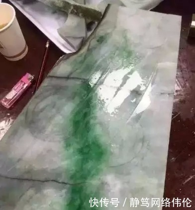 翡翠|爆裂的翡翠毛料,切的好坐宾利,不会切骑小电动!