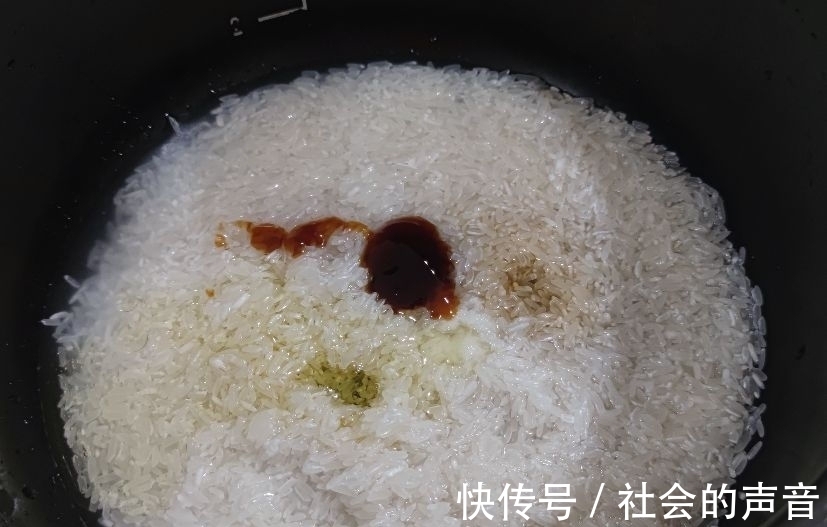 香菜|电饭锅懒人焖饭,有肉有菜,做法简单有营养