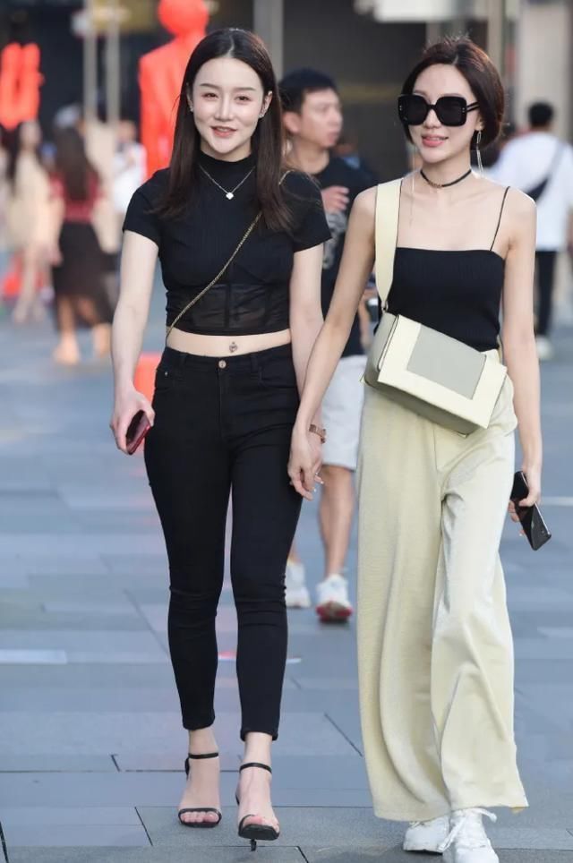 时尚短袖黑色上衣,搭配同色修身牛仔裤,穿出魅力十足的女生