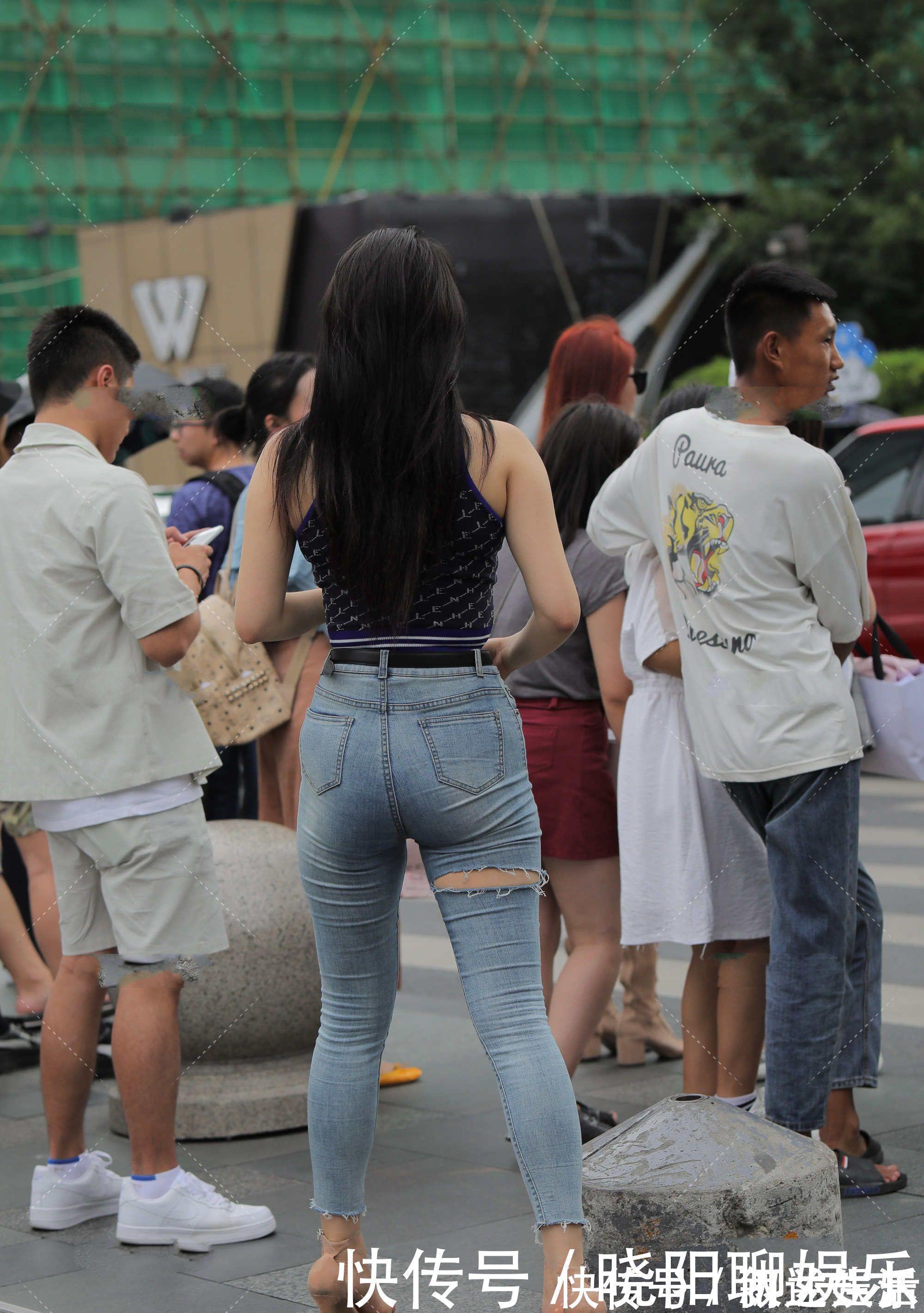 牛仔裤 字母图案背心搭配时髦设计牛仔裤,透明果冻鞋,美丽又显白