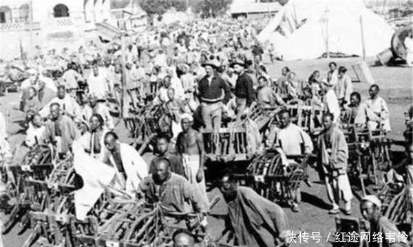 老照片|百年前的一组老照片:图一是补鞋匠,图四看着令人鼻子酸