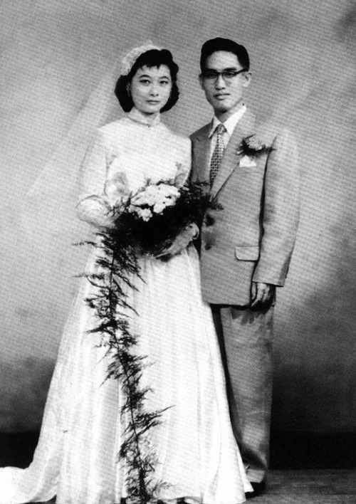 余光中#14岁表妹爱上17岁表哥,违抗父母坚持结婚,婚后生4女恩爱61年