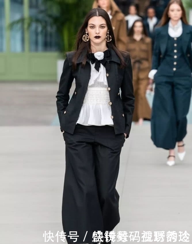 老佛爷独宠的“香奈儿女孩”,穿过10万美金高定,如今穿着一千元婚纱嫁了