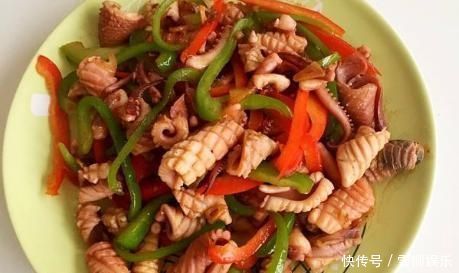 爆炒鱿鱼时，直接下锅炒就错了，牢记小技巧，鱿鱼鲜嫩滑还不腥