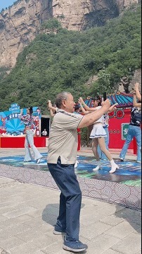 |搞笑趣图:姑娘,你这射箭姿势看着不太标准啊