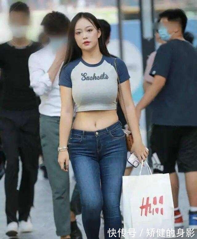 吊带裙|“葫芦”身材的蓝色打底裤美女,用心去搭配,非常迷人