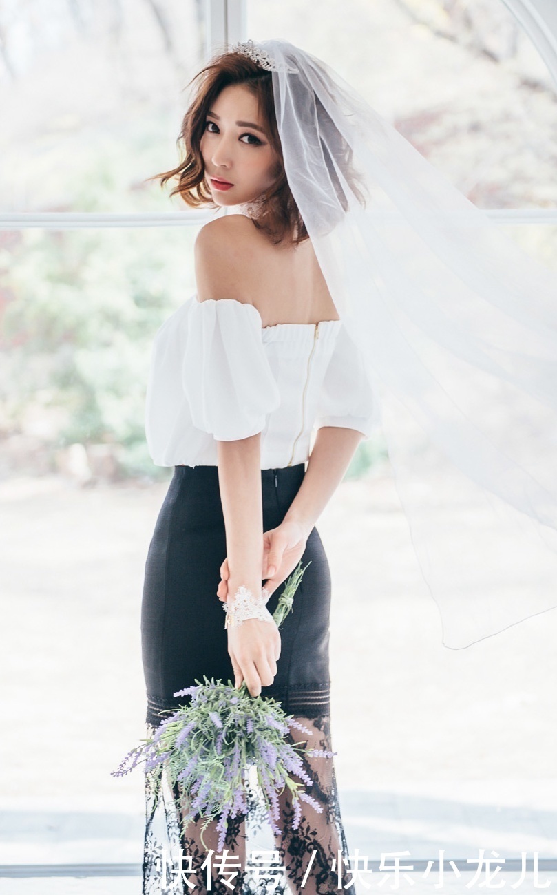 微胖美女吊带抹胸展现霸道身材,包臀裙下秀紧俏圆臀