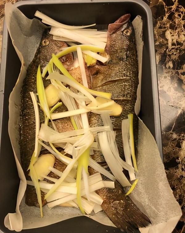 外面的烤鱼好吃，但是又贵，又怕不卫生，今天教你做家庭版烤鱼