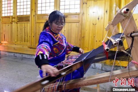  土家织锦|“非遗”文化助扶贫：少数民族妇女绣出多彩生活