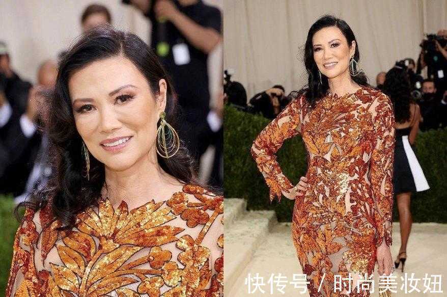 亮片|邓文迪越老越大胆,穿枫叶连衣裙大秀好身材,美成了全场焦点